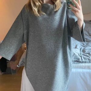 COS stickad klänning - Säljer denna oversized stickade klänning från COS som passar som vår/ höst klänning med tex höga boots, men även som en varmare klänning på sommaren💛 Det är tjockt och riktig kvalitét tyg och som inte är stickigt alls:)