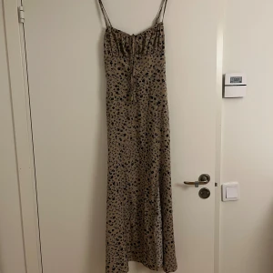 Klänning  - Aldrig använd 
