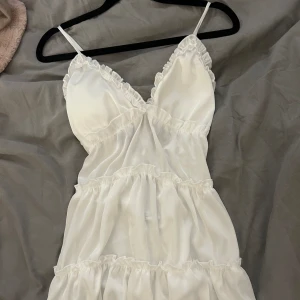 Design by Amor klänning  - Superfin klänning från det svenska märket design by Amor. Endast testad en gång och säljer eftersom den var för stor. 