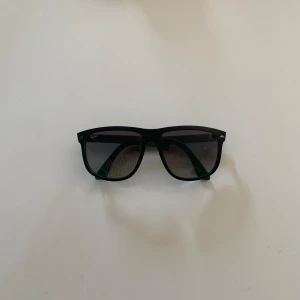 Ray-Ban Boyfriend - Säljer dessa RayBan brillorna med svart ram! | Utmärkt skick inga skavanker! | Storlek 60. | Ställ gärna frågor innan du köper!