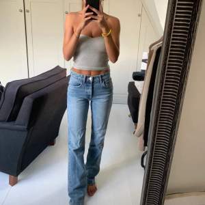 (Lånad bild) Zara jeans midwaist storlek 36/S. Passar mig som är 165 Skriv för fler bilder