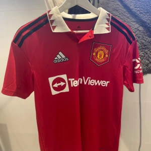 Manchester United tröja stl: 13-14Y 164 - En Manchester United tröja som jag knappt använt. Detta är på grund utav att varan var för liten.