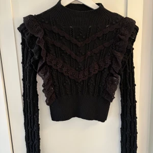 Stickad tröja - Stickad tröja med volanger, i bra skick