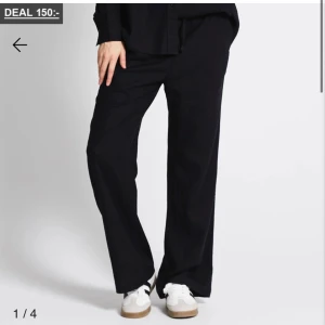 Svarta Linnebyxor  - Säljer dessa linnebyxor från lager 157 då de knappt kommit till användning! Jag köpte de förra sommaren för 180kr. De är i strolek Xs och är lite för korta på mig som är 165. Hör av dig vid frågor eller bilder, köparen står för frakten 💓💓