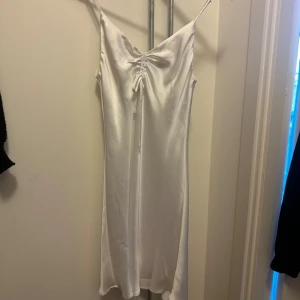 Sidenklännings från bikbok - Ganska använd, liten lös tråd nere men syns ej på bild. Accepterar de flesta bud o pris kan diskuteras💖