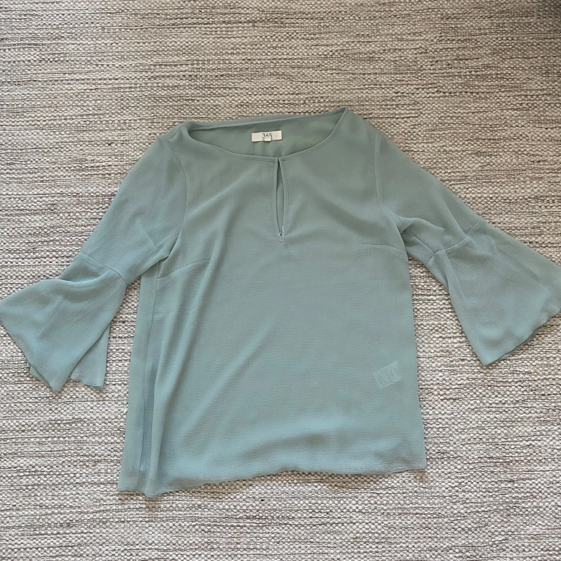 Turkos blus med visa ärmar 