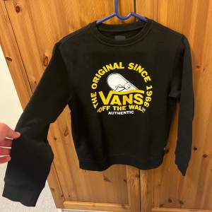 En svart långärmad tröja från Vans med texten 'The Original Since 1966' och 'Off The Wall' i gult. Tröjan har en rund halsringning och är tillverkad i ett bekvämt material. 10/10 skick som ny. Aldrig använd eftersom av en slump köpt Medum i dam. Liten i storleken mer som XS/S . men väldigt fet och sällsynt vanströja 