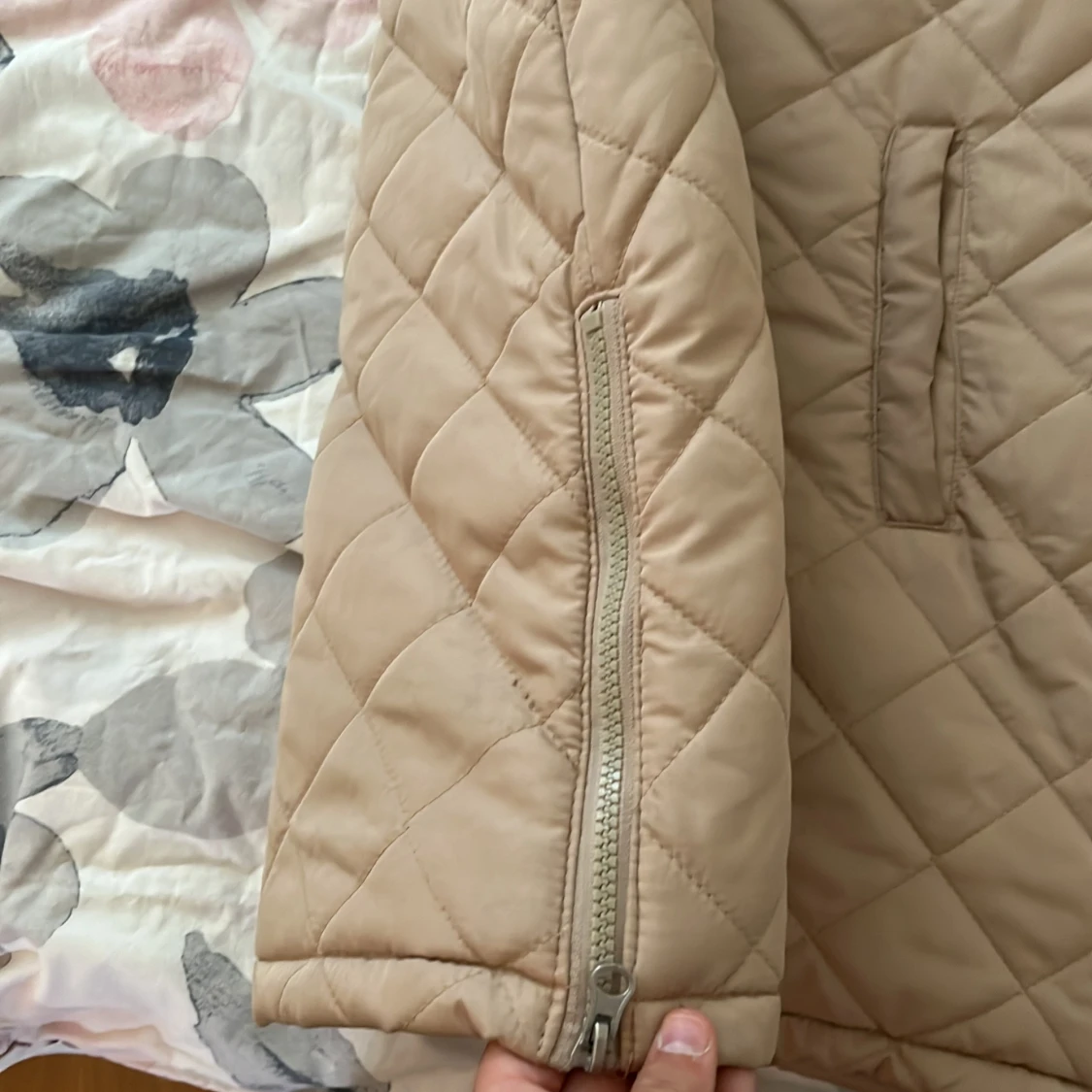 Beige quiltad väst med huva från 157 - 93