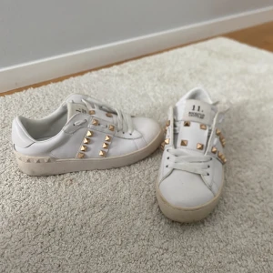 Valentino Open  - Säljer mina Valentino skor som är i 10/10 skick, endast lite smuts på sulan. 100% autentiska såklart. Inga defekter på skorna alls. Nypris 5799kr mitt pris 2000kr. Säljer pga fel storlek. Tar även emot byten 🤗