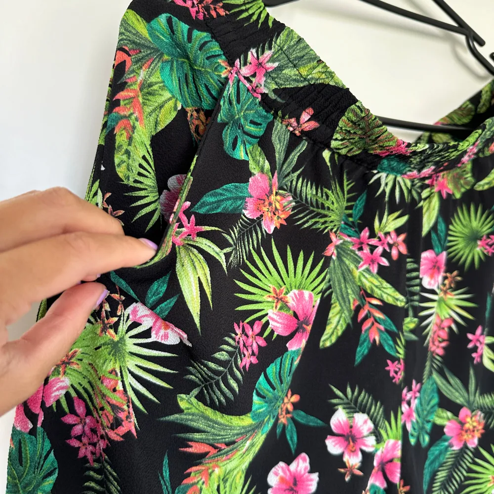 The co-ord set, kimono, and shorts have a unique tropical print. Both items are in perfect condition. The shorts have two pockets on each side, as shown in the picture. 🌴🌺. Övrigt.