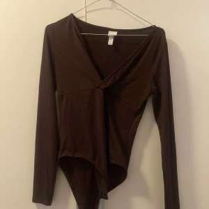 Body med långärmad - Använd få gånger pågrund utav att den är för liten på mig annars är den i jätte bra skick fortfarande och skulle passa bra på en fin sommar kväll för att se fräsch och vacker ut!🤎
