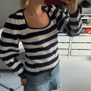 Randig stickad tröja - Tröja från Mango storlek S! Bra skick💙