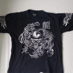 Affliction type t-shirt - Fet affliction type t-shirt i perfekt skick