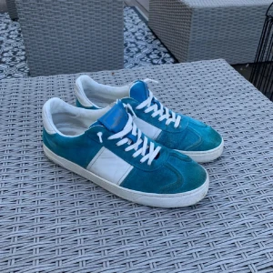 Valentino flycrew - Valentino flycrew  1 nit borta på vardera sko  