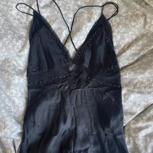 Zara topp - Topp från zara med nitar och stenar