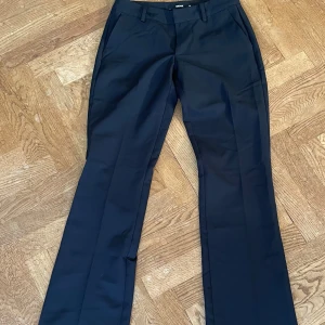 Lågmidjade Kostymbyxor - Säljer dessa skit snygga lågmidjade kostym byxor från BikBok, har inte använt dom alls så dom är helt som nya🫶🏻 