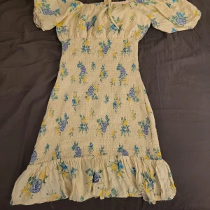 en blommig singoalla klänning med volang ner till. - en oanvänd singoalla klänning med blommor med volang ner till i fint skick ingen hål alls i storlek S  :) ❤️ 😀  