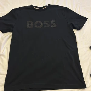 Boss t-shirt - Helt ny, använd ca 3 gånger, köpt på Johnells i Skärholmen. 