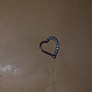 Smycke till daith  - Clicker till daith, hjärta med kristaller.  Till vänster öra. Storlek: 8mm  Från india, nypris 249kr
