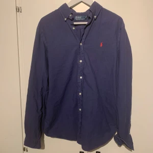 Ralph Lauren skjorta - Säljer en mycket snygg Ralph lauren skjorta i storlek M. Den är i mycket bra skick och inga defekter. Hör av er vid frågor eller funderingar.