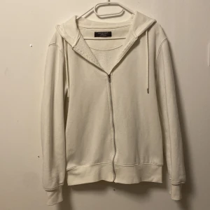 Vit zip tröja  - En vit fin zip tröja som har Stellan kommit till andvändning. Säljer den för att jag använder den inte den ligger bara i garderoben 