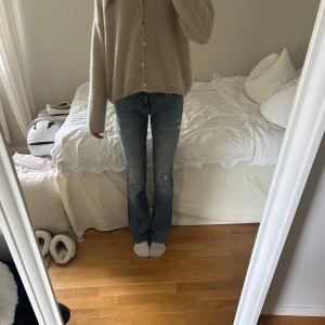 Lågmidjade bootcut  - Super fina lågmidjade jeans! As snygga till hösten och perfekt mycket bootcut, super fint skick och bra kvalitet💖