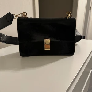 Väska  - Väska från Gina men för några år sen. Den har lite repor där man öppnar (bild 3) men annars super fin