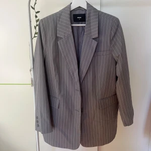 Randig kavak - Grå- och vitrandig kavaj från BikBok. Använd en gång så i mycket bra skick. Inga defekter 💗