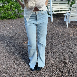 Jeans från Zara - Så snygga jeans från zara med slits som jag klippt själv. Storlek 40 och är normala i storlek, sitter lite större på mig som normalt är en 38 i byxor.  Inga defekter förutom att lappen bak är lite sliten!