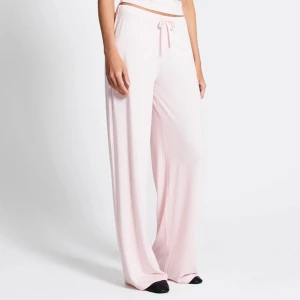 Mjukisbyxor  - Rosa randiga mjukisbyxor från lager 157❤️❤️säljer pga inte används längre, i storlek xs men de är lite uppsydda då de var för långa för mig 💕