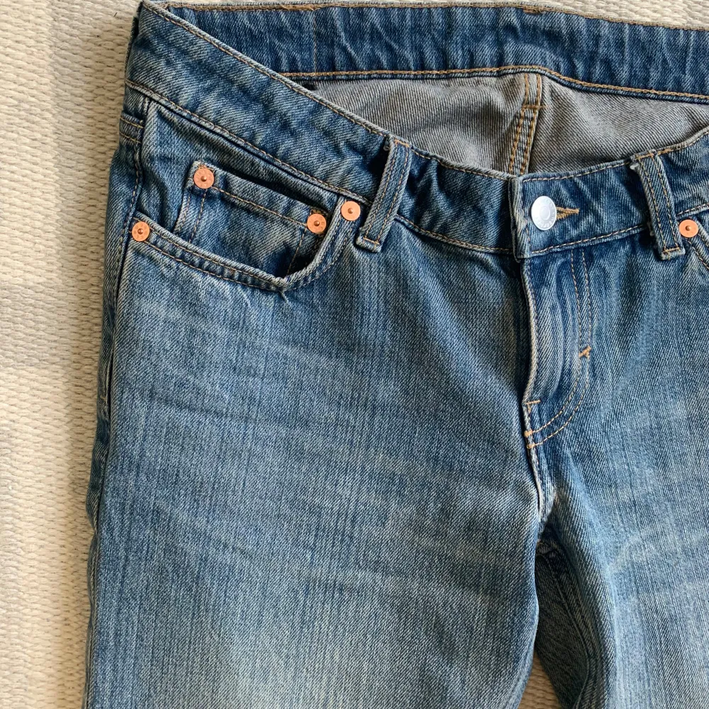 Jeans från Weekday. Storlek W27 och L32. Använda men i mycket bra skick. . Jeans & Byxor.