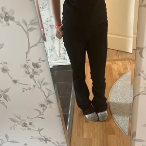 Svarta denim bootcut jeans - Säljer dessa jeans pga fel storlek och använda fåtal gånger. Midjemåttet är ungefär 34,5/35 cm men dom är stretchiga och innerbens längden är 79 cm🩷🩷 priset går att diskutera