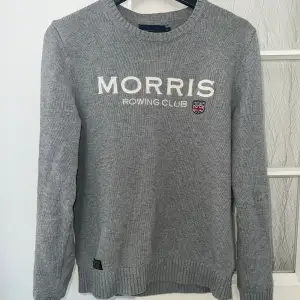 As snygg Morris Rowing club tröja! Storlek XS och passar 165-175 isch. Tveka inte vid frågor.