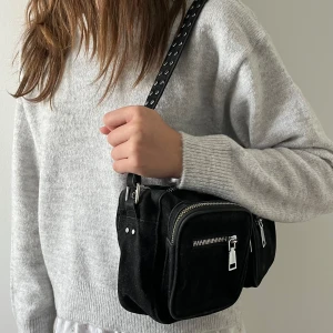 NOELLA VÄSKA  - Noella väska i bra skick!! Även ett till band ingår. 