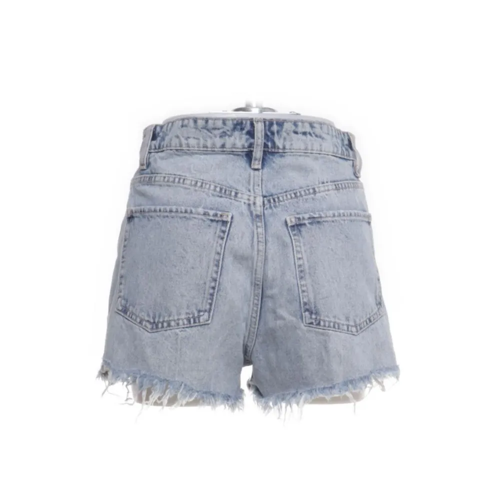 Ett par fina jeansshorts som är oanvända och i toppen skick.. Shorts.