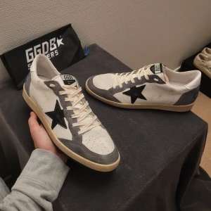 Golden Goose skor - Extremt feta Golden Goose Ballstar! Helt oanvända! Enbart dustbag därav det låga priset. Hojta till vid minsta lilla fråga🙂