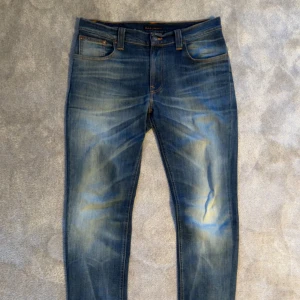 Nudie Jeans - Passar 174-180 ungefär. Passform: Slim/regular. Väldigt bra skick. 