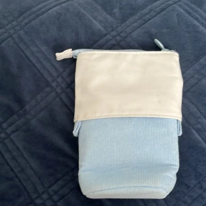  Pennfodral  - Säljer denna blåa pennfodralet. Säljer de på grund av att jag inte använt det