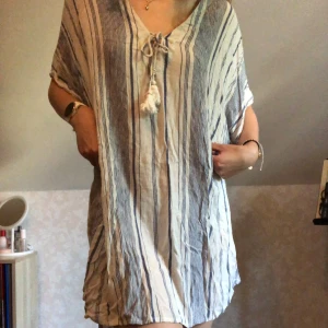 Strandklänning - Så otroligt söt coverup till stranden från Lindex. Väldigt skönt och luftigt material i storlek xs/s men väldigt oversized passform. Helt ny, aldrig använd. 