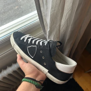 Philippe Model - Säljer mina phillipe models i bra skick. Box, tags, online kvitto osv följer med, smått använda.   Inga byten. Fraktas inom 24h av köp 💪🙌