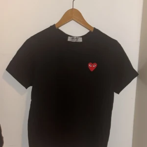 Cdg play t-shirt - Säljer då den är lite för liten för mig den är storlek M men passar S