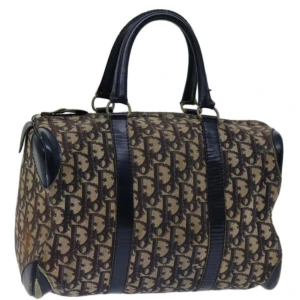 Christian Dior Boston bag - Christian Dior väska! Med en klassisk och tidlös design kommer denna väska att passa alla tillfällen. Perfekt för att lägga till en touch av lyxstil till vilken outfit som helst!