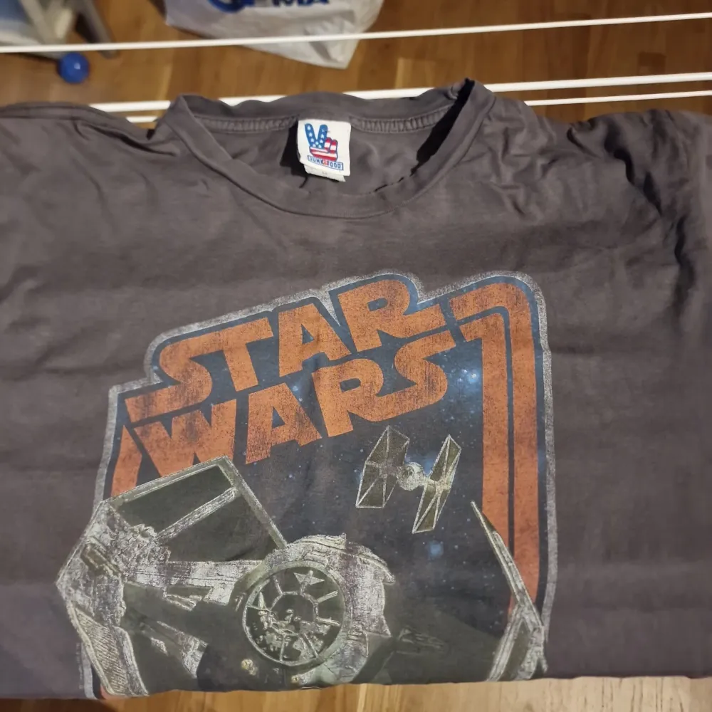 Star wars merchandise T-shirts, vintage feel 4 at, olika färger och tillverkare, säljes i ett paket. Alla har storlek Medium. T-shirts.