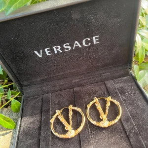 Versace örhängen  - Exklusiva Versace örhängen! Mycket gott skick! 