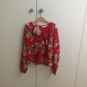 Blus - Säljer en julblus med blommigt mönster som är i väldigt bra skick och har bara använts ett fåtal gånger 