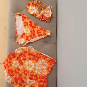 Bikini med strandkjol strlk 160/S - 3- delat strand set. Bikini och strandkjol. Nyskick. Strlk 160 (S)