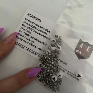 Armband Aldrig Ensam  - Med pärlor, tråd och instruktioner för att sätta ihop det själv 💘
