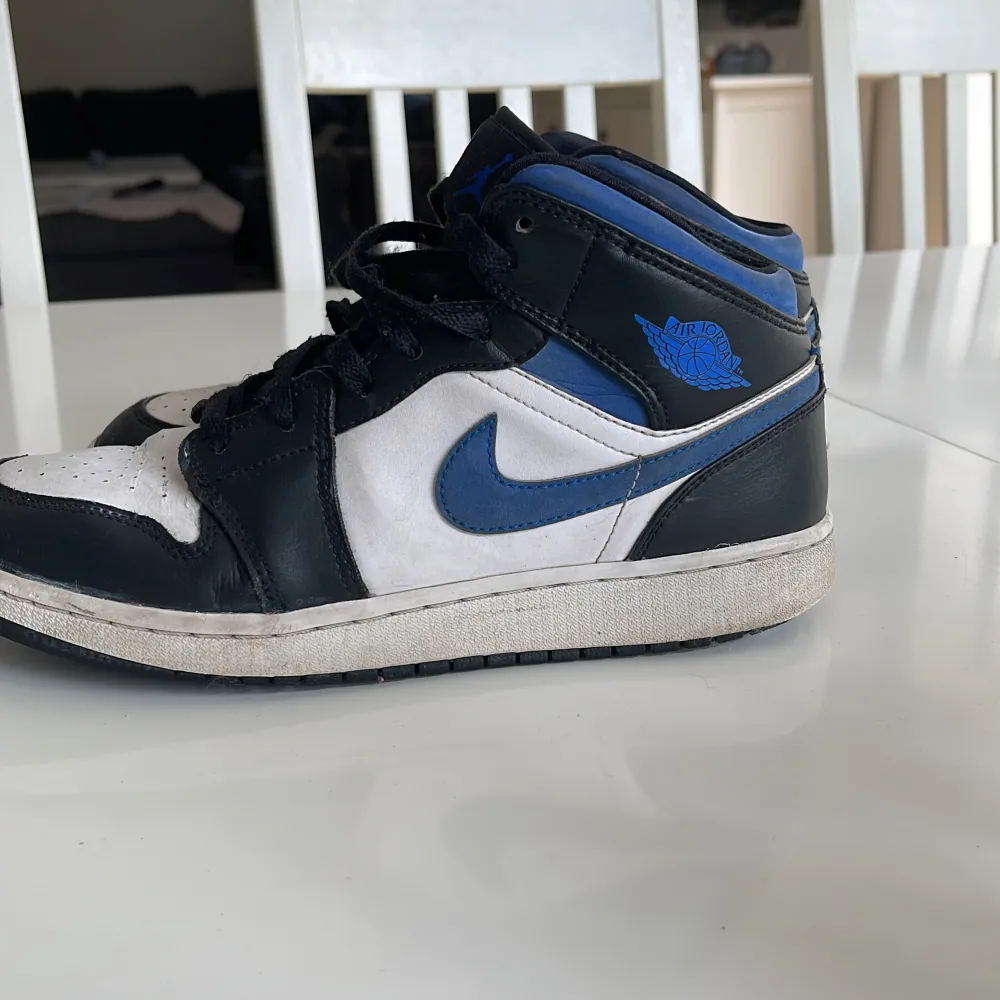 Säljer nu dessa riktigt feta Jordan 1s i storlek 40 skorna är använda men har fortfarande mycket kvar å ge. Köpta på Merch Sweden och kostar idag 3600 kr😁  mitt pris:  1199kr🤩  Skriv vid funderingar! . Skor.