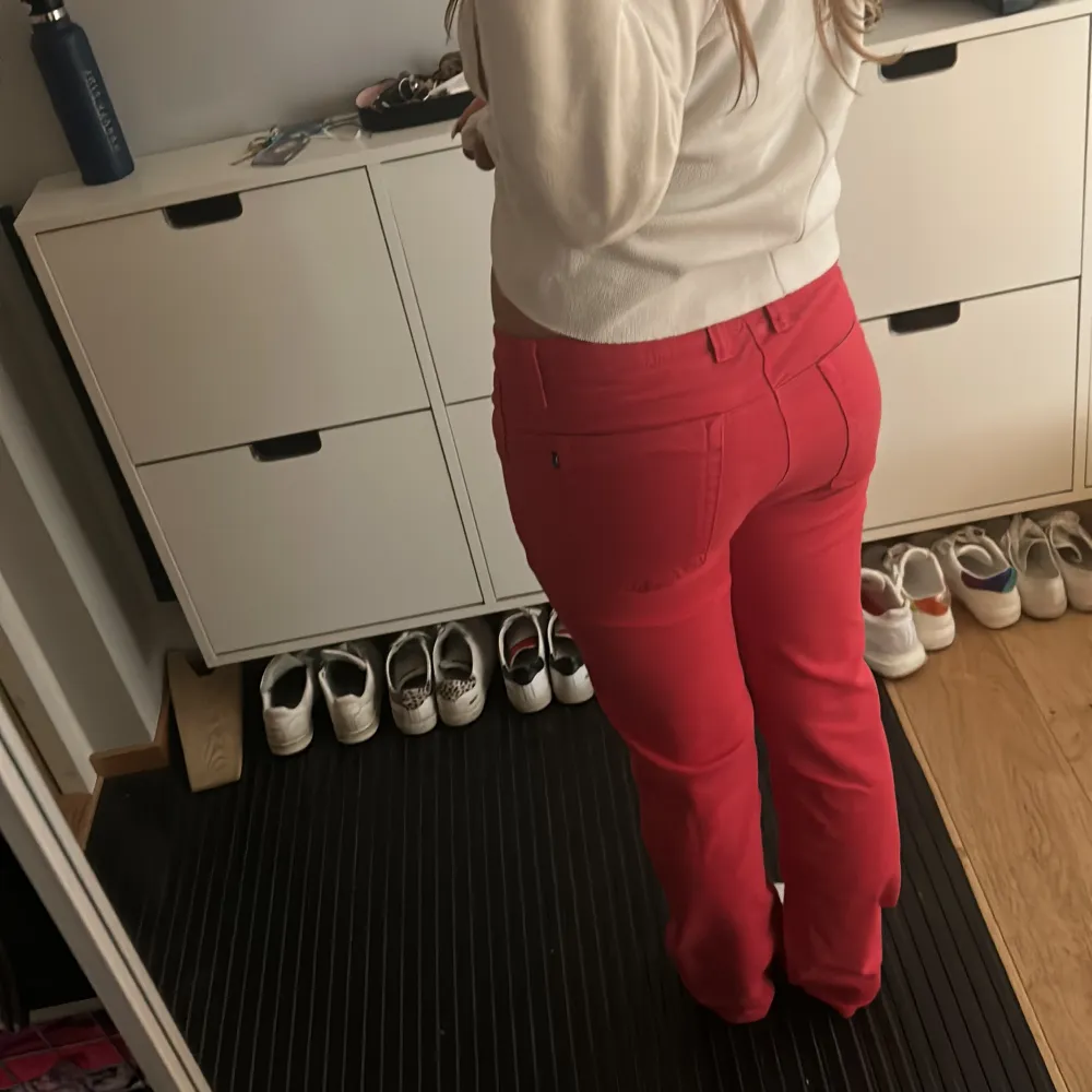 INTRESSEKOLL på ett par super snygga röda jeans, det är super bra skick, lågmidjade och utsvängda❣️ Storleken är egentligen W33 L36 men de passar mig som har 38:a i byxor jätte bra!❣️Skriv om ni har frågor/funderingar🤗Pris kan gå att diskutera 🤗. Jeans & Byxor.