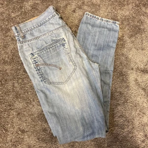 Dondup Jeans - Dondup Jeans ripped i fint skick! Bara att höra av er vid funderingar elelr om ni vill diskutera priset!